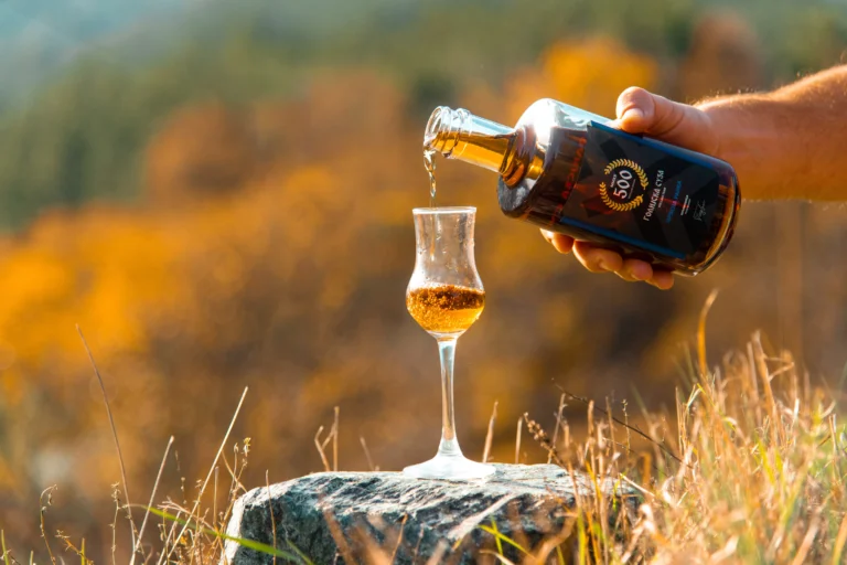 šljiva Crvena ranka u flaši i čaši